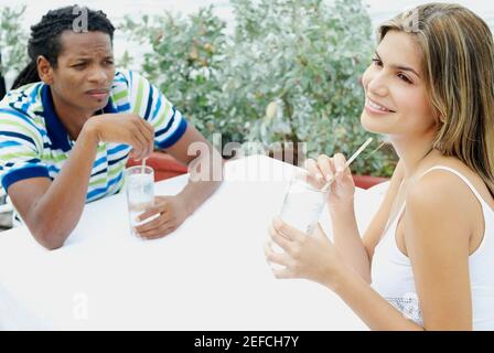 Jeune couple assis à une table Banque D'Images