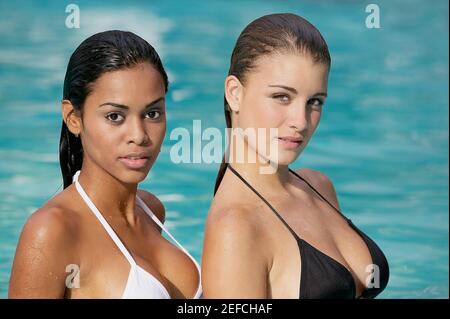 Portrait de deux jeunes femmes dans une piscine Banque D'Images