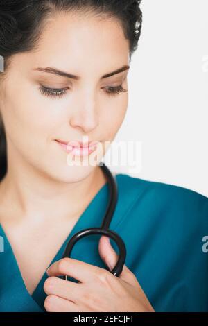 Gros plan d'une jeune femme médecin avec un stéthoscope Banque D'Images