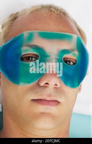 Gros plan d'un jeune homme portant un masque oculaire Banque D'Images