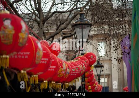 LONDRES, Royaume-Uni - 21 FÉVRIER 2010 : des lanternes de papier chinois ont été accrochés à Trafalgar Square pendant les célébrations du nouvel an de Chines Banque D'Images