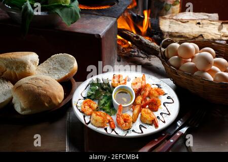 Haute cuisine, grandes crevettes avec sauce Banque D'Images