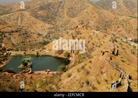 Vue panoramique sur un lac, fort Jaigarh, Jaipur, Rajasthan, Inde Banque D'Images