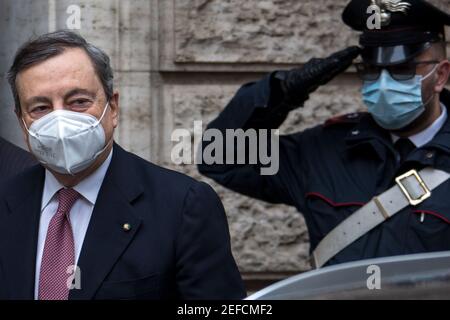 Rome, Italie. 17 février 2021. Le Premier ministre italien et ancien président de la Banque centrale européenne, BCE, le professeur Mario Draghi, arrive au Sénat de la République italienne pour demander aux sénateurs le vote de confiance (Voto di fiduciaires) pour le nouveau gouvernement italien. Crédit : LSF photo/Alamy Live News Banque D'Images