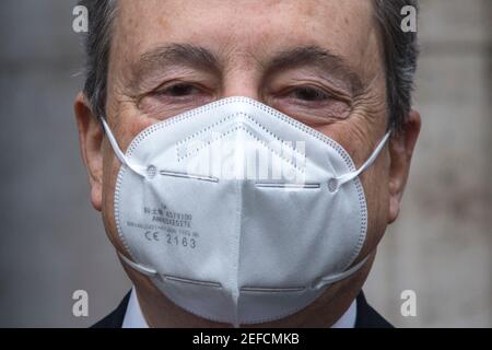 Rome, Italie. 17 février 2021. Le Premier ministre italien et ancien président de la Banque centrale européenne, BCE, le professeur Mario Draghi, arrive au Sénat de la République italienne pour demander aux sénateurs le vote de confiance (Voto di fiduciaires) pour le nouveau gouvernement italien. Crédit : LSF photo/Alamy Live News Banque D'Images