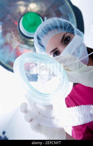 Low angle view of a doctor holding d'un masque à oxygène Banque D'Images