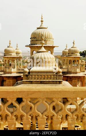 Dômes d'un palais vue d'un balcon, gaître royale, Jaipur, Rajasthan, Inde Banque D'Images