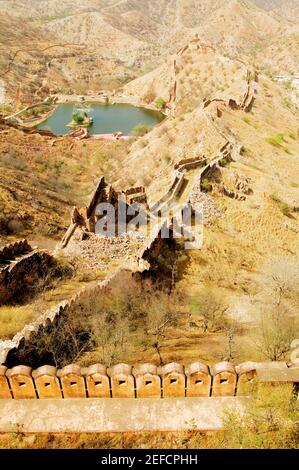 Vue de haut angle du mur d'un fort, fort Jaigarh, Jaipur, Rajasthan, Inde Banque D'Images