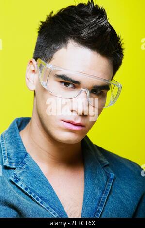 Portrait d'un jeune homme portant des lunettes de protection Banque D'Images