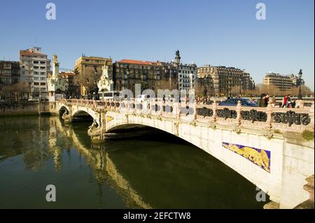 Vue en grand angle d'un pont d'arche au-dessus d'une rivière, Espagne Banque D'Images