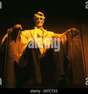 Vue à angle bas d'une statue d'Abraham Lincoln, Lincoln Memorial, Washington DC, États-Unis Banque D'Images