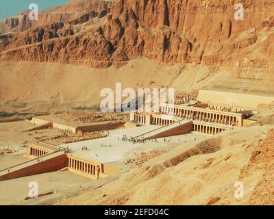 Vue de haut angle des touristes dans un temple, Egypte Banque D'Images