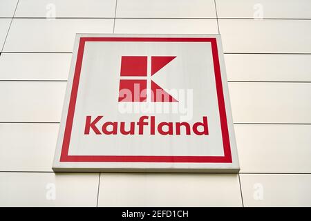 BERLIN, juillet 2020 : logo Kaufland sur le mur du supermarché Banque D'Images