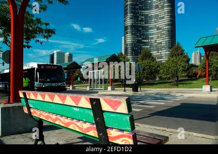 Vue arrière d'un banc, Lake point Tower, Chicago, Illinois, États-Unis Banque D'Images
