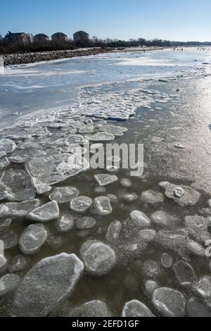 Glace recouvrant une baie océanique. Photo de Lomma, sud de la Suède Banque D'Images