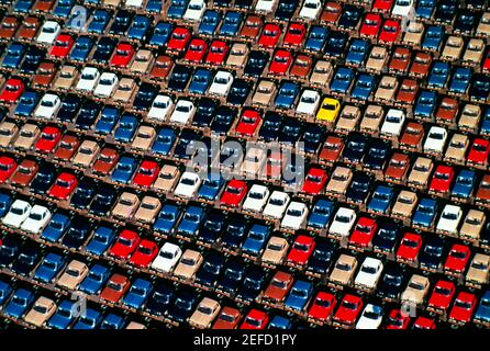 Prise de vue depuis le dessus de l'usine automobile avec beaucoup de nouvelles voitures Banque D'Images