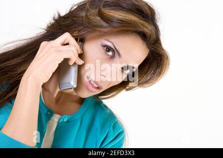 Portrait of a Mid adult Woman talking on a mobile phone Banque D'Images