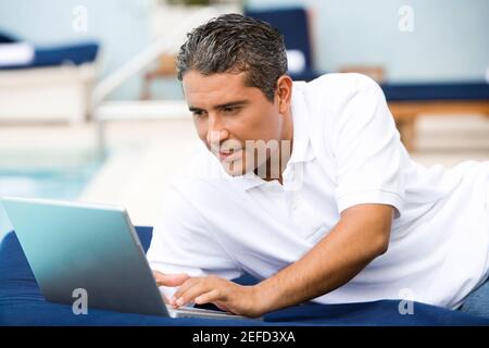 Close-up of a Mid adult woman using a laptop Banque D'Images