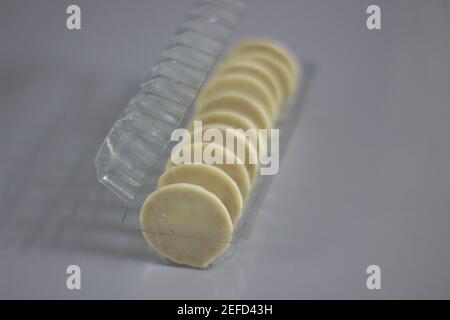 Gros plan d'une tranche de biscuits blancs. Banque D'Images