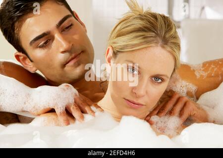 Portrait d'un jeune homme massant une jeune femme une baignoire Banque D'Images