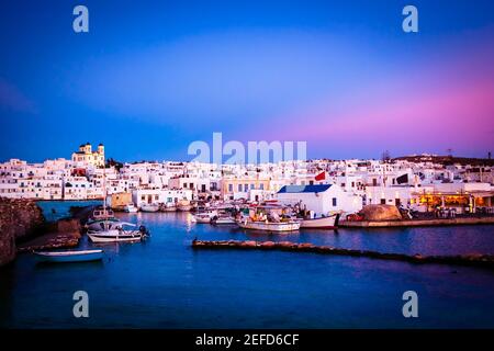 Belle architecture de soirée et vue sur la berth de l'île grecque Paros Banque D'Images