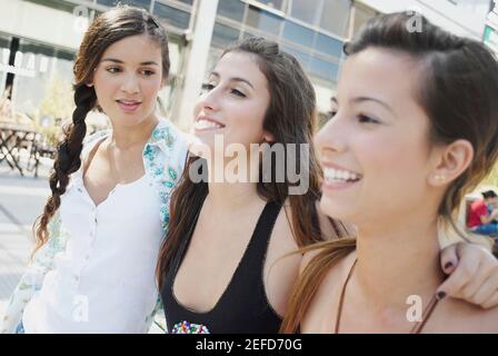 Gros plan de trois jeunes femmes souriantes Banque D'Images