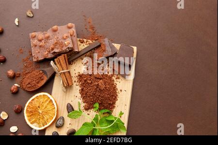 chocolat aux noisettes, fèves de cacao et poudre Banque D'Images