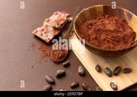 chocolat aux noisettes, fèves de cacao et poudre Banque D'Images