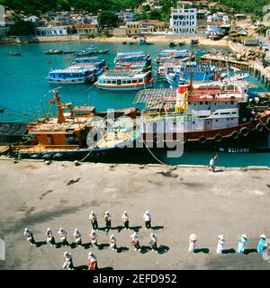 Bateau de croisière accueillant, Port de Nha Trang, Vietnam Banque D'Images