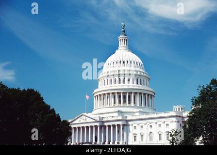 Vue à angle bas d'un drapeau américain sur un bâtiment du gouvernement, Capitol Building, Washington DC, Etats-Unis Banque D'Images