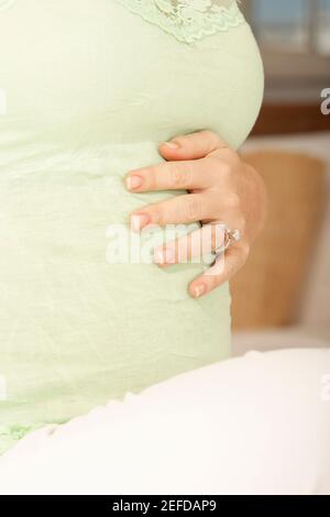 Mid section view of a woman touching her abdomen Banque D'Images