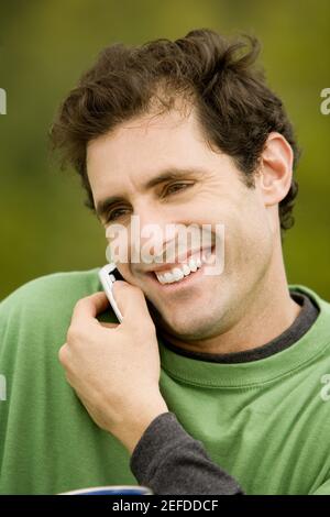 Close-up of a Mid adult man talking on a mobile phone Banque D'Images