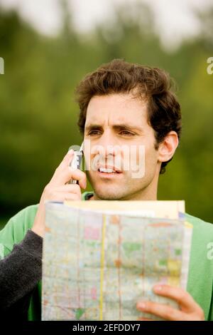 Close-up of a Mid adult man talking on a mobile phone Banque D'Images