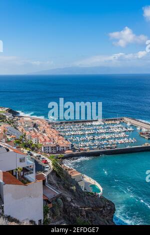 Vue aérienne du port de plaisance de Los Gigantes avec yachts et bateaux à Tenerife, îles Canaries, Espagne Banque D'Images