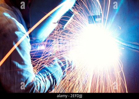 Profil latéral d'un métal de soudage de soudeur, Chicago, Illinois, États-Unis Banque D'Images