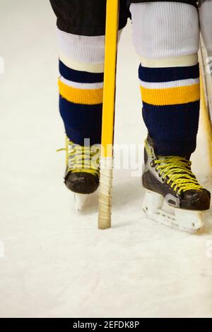 Vue en coupe basse d'un joueur de hockey sur glace avec un bâton de hockey sur glace Banque D'Images