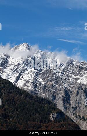 Watzmann détail montagne, enneigé à l'automne. Vue d'Obersee. Banque D'Images