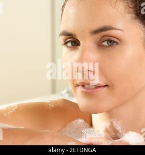 Portrait d'une jeune femme dans la salle de bains Banque D'Images