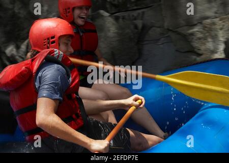 Profil d'un jeune couple en rafting Banque D'Images