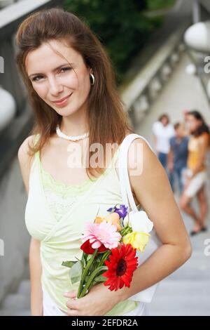 High angle view of a young woman holding a bouquet of flowers Banque D'Images