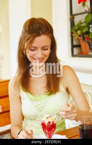 Jeune femme assise dans un restaurant Banque D'Images