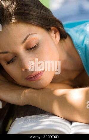 Close-up of a young woman reading a book Banque D'Images