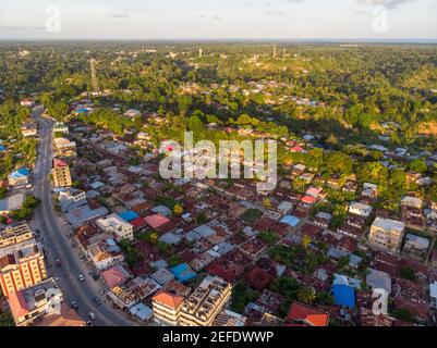 Photographie aérienne de la ville de Chake Chake, capitale de l'île de Pemba, archipel de Zanzibar. Ville dans un delta de rivière à l'heure du coucher du soleil Banque D'Images