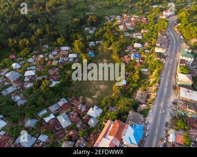 Photographie aérienne de la ville de Chake Chake, capitale de l'île de Pemba, archipel de Zanzibar. Ville dans un delta de rivière à l'heure du coucher du soleil Banque D'Images