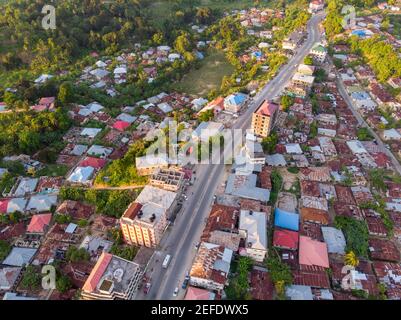 Photographie aérienne de la ville de Chake Chake, capitale de l'île de Pemba, archipel de Zanzibar. Ville dans un delta de rivière à l'heure du coucher du soleil Banque D'Images