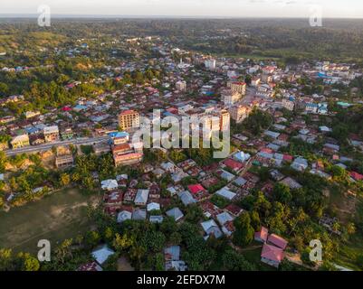 Photographie aérienne de la ville de Chake Chake, capitale de l'île de Pemba, archipel de Zanzibar. Ville dans un delta de rivière à l'heure du coucher du soleil Banque D'Images