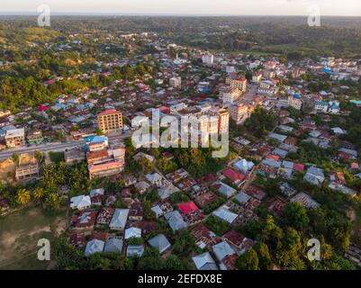 Photographie aérienne de la ville de Chake Chake, capitale de l'île de Pemba, archipel de Zanzibar. Ville dans un delta de rivière à l'heure du coucher du soleil Banque D'Images