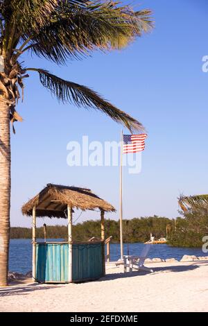 Drapeau américain flottant sur la plage, Miami, Floride, États-Unis Banque D'Images
