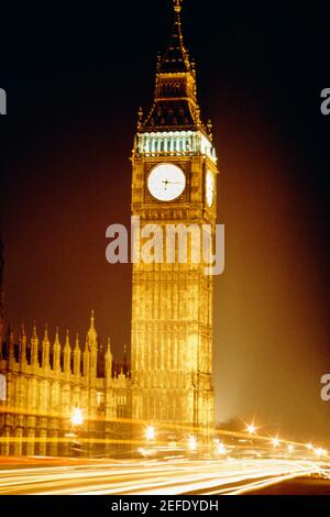 Vue spectaculaire de Big Ben avec des sentiers de véhicules la nuit, Londres, Angleterre Banque D'Images