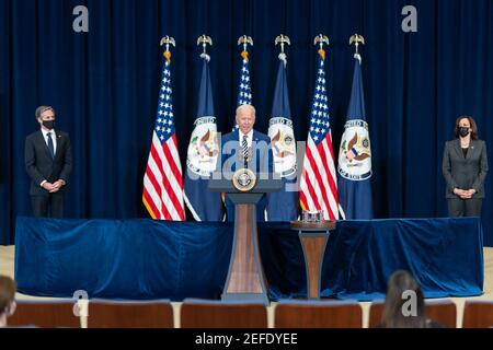 Le président Joe Biden, accompagné du vice-président Kamala Harris et du secrétaire d'État Antony Blinken, prononce une allocution le jeudi 4 février 2021, au Département d'État des États-Unis à Washington, D.C. Banque D'Images